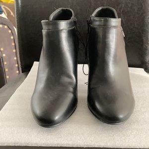 Black Ellen Tracy Booties size7 1/2